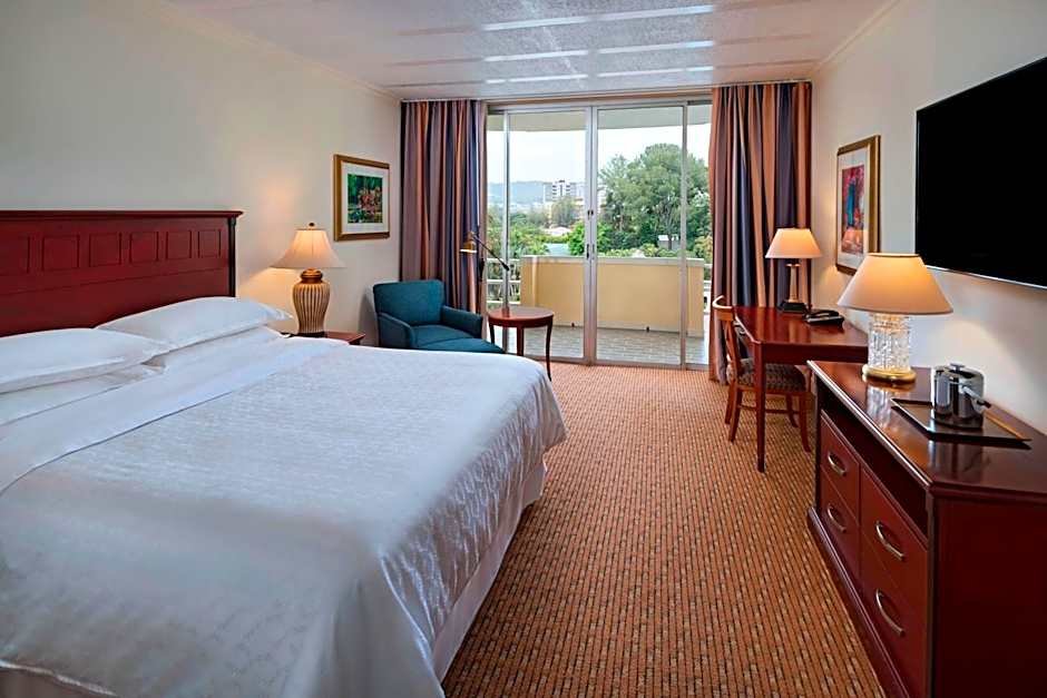Deluxe King Bed Guestroom — Sheraton Presidente San Salvador